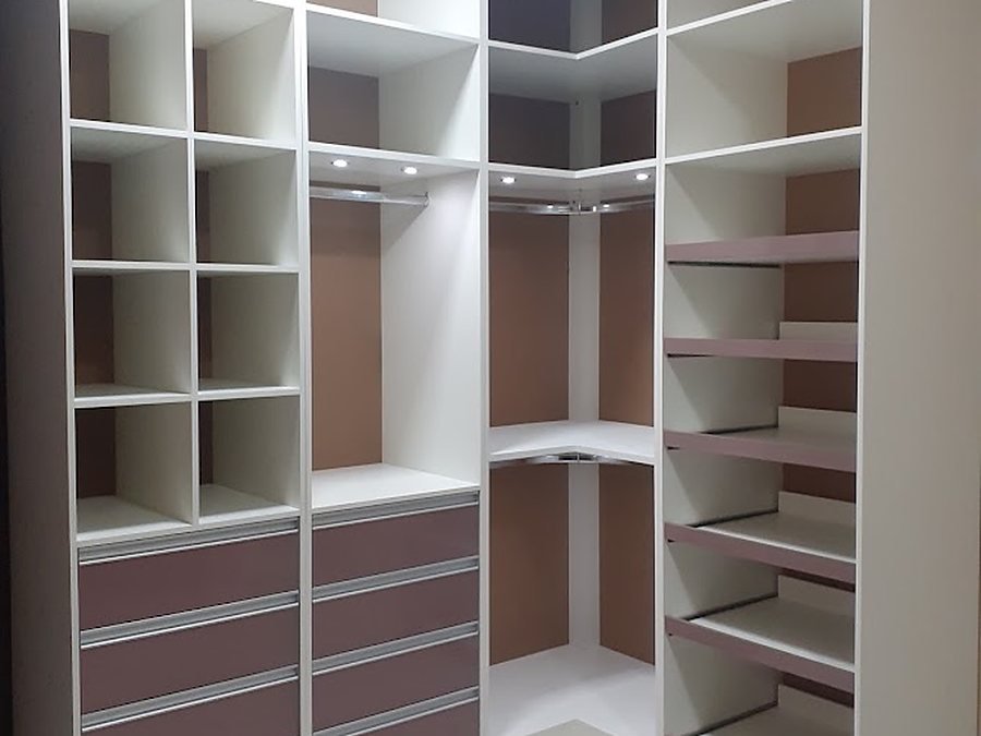 Closet planejado em MDF branco com gavetas e sapateira em Desert Rosê, prateleira de canto giratória e cabideiros com iluminação, bairro dos Estados, Boa Vista – RR