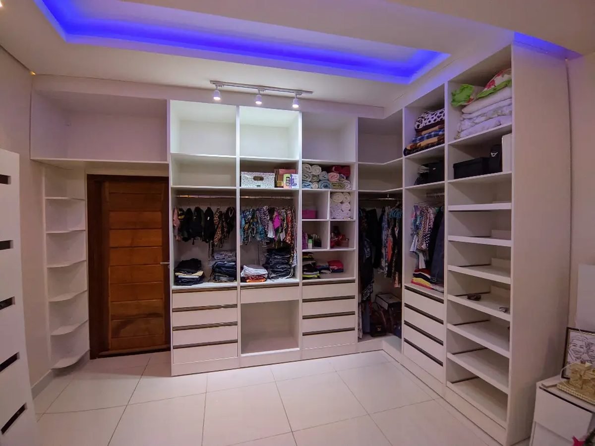 Roupeiro de casal planejado em MDF branco, com cabideiros, gaveteiros de puxador perfil e sapateira, bairro Equatorial, Boa Vista – RR
