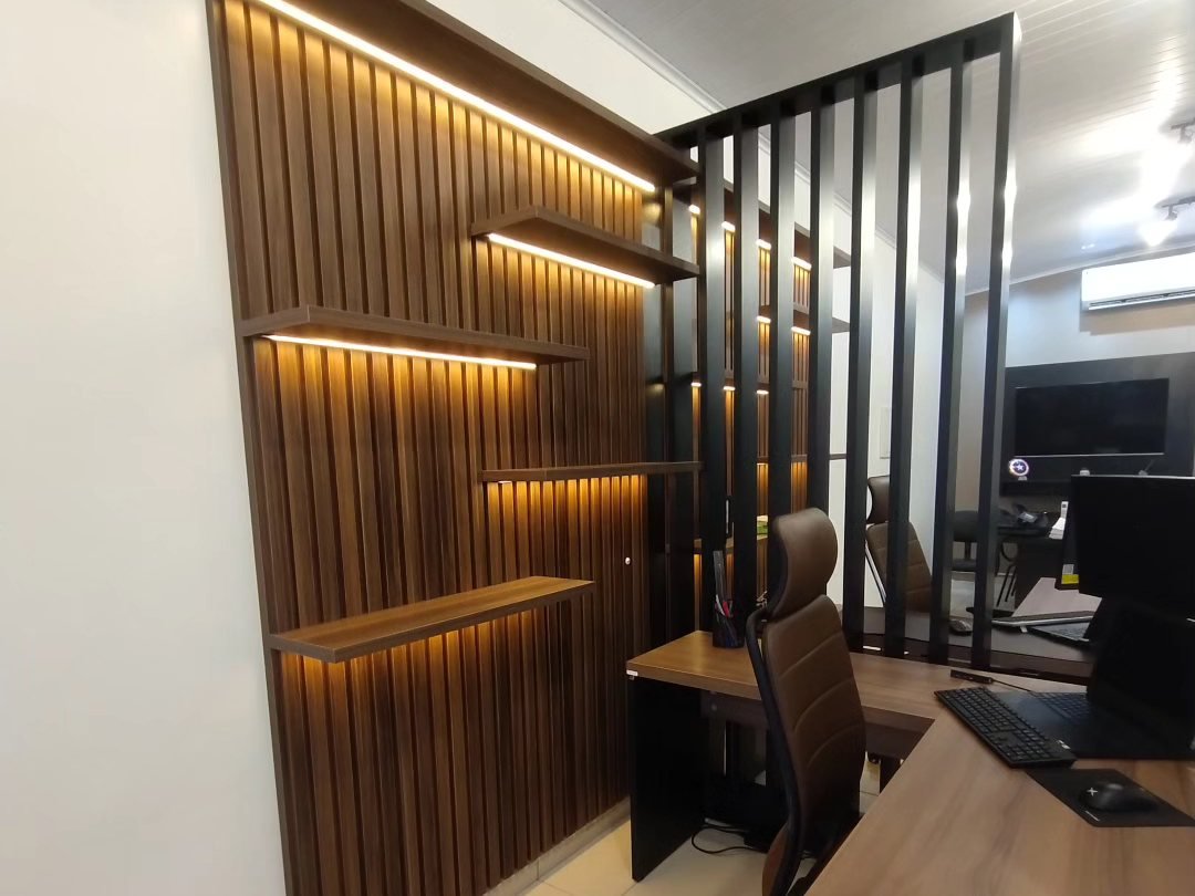 Escritório planejado com painel ripado de madeira, prateleiras suspensas com fita de LED, divisória vazada e bancadas de trabalho, escritório de contabilidade no bairro Caranã, Boa Vista – RR